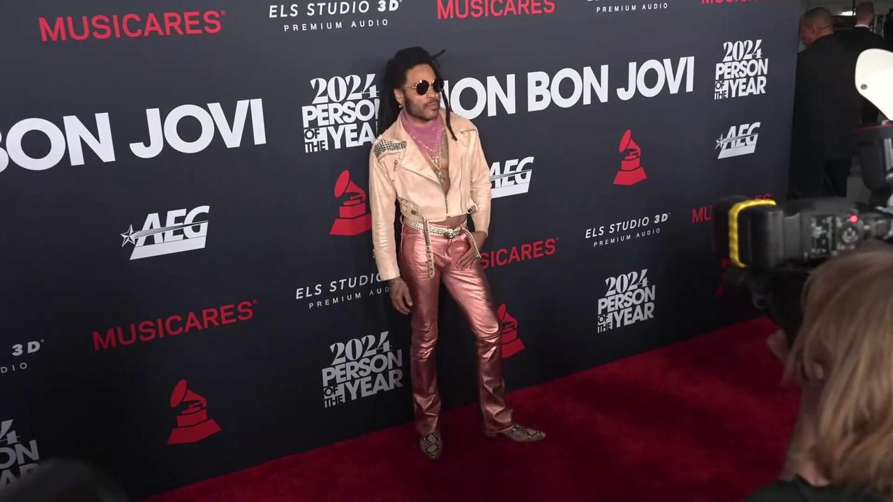 Video thumbnail for UNCAPTIONED: Lenny Kravitz trains in leather trousers so he can 'do a workout anytime.