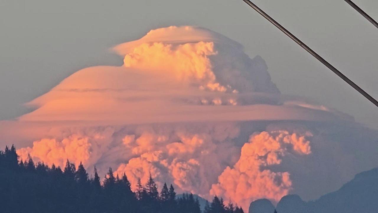 Video thumbnail for Canada: Fast-Moving Anderson Creek Fire Burns Over 4,000 Hectares Near Boston Bar, B.C..