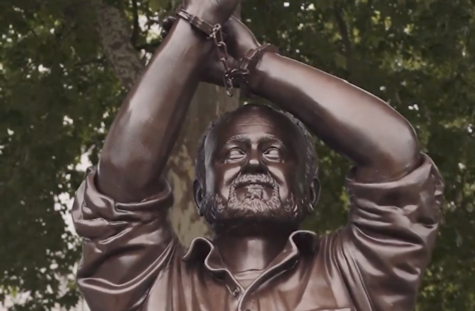 Video thumbnail for London activists try to erect statue of jailed Palestinian leader