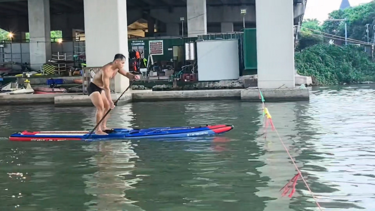 Video thumbnail for Man Falls into Water After Balancing on Paddle Board in Zhejiang