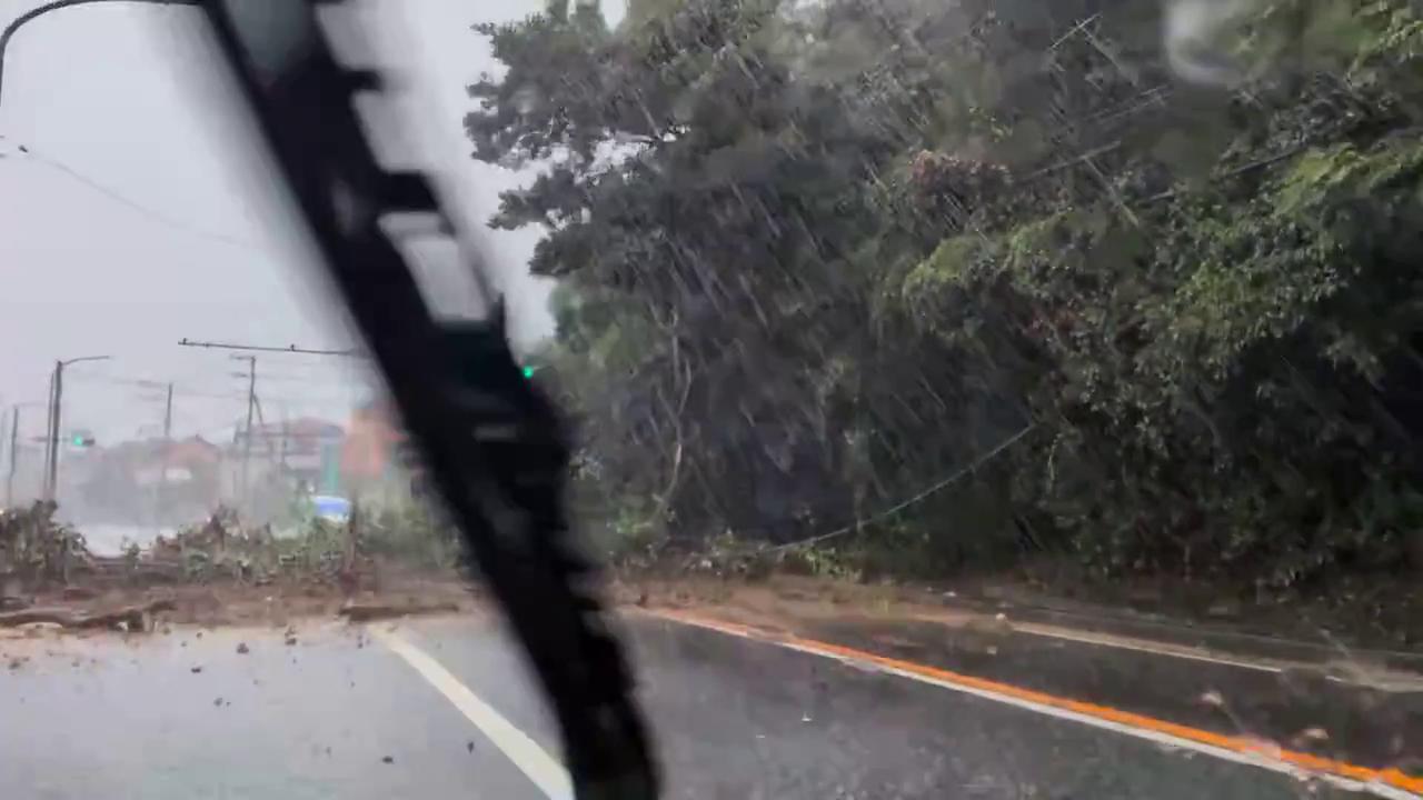 Video thumbnail for Japan: Typhoon Dujuan Causes Landslides Across Kanto Region 3.