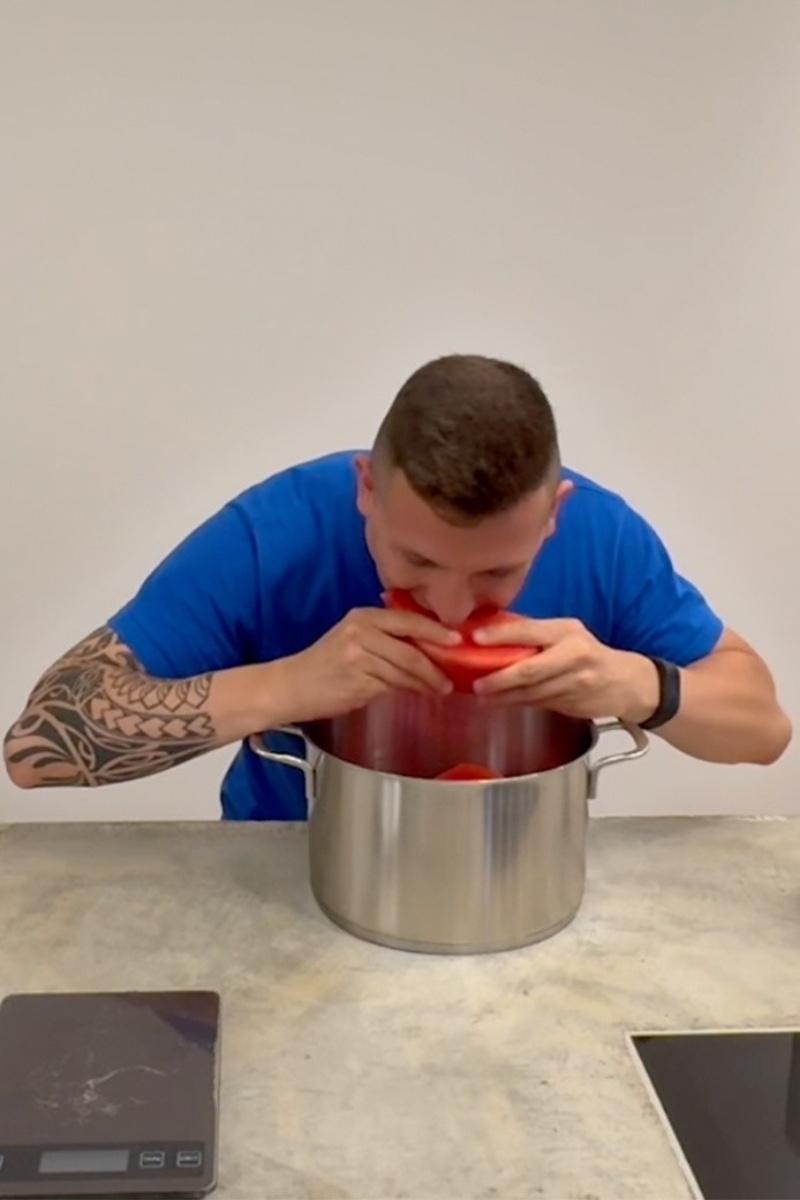 Video thumbnail for Most watermelon eaten in one minute - 1,405 grams by Andre Ortolf