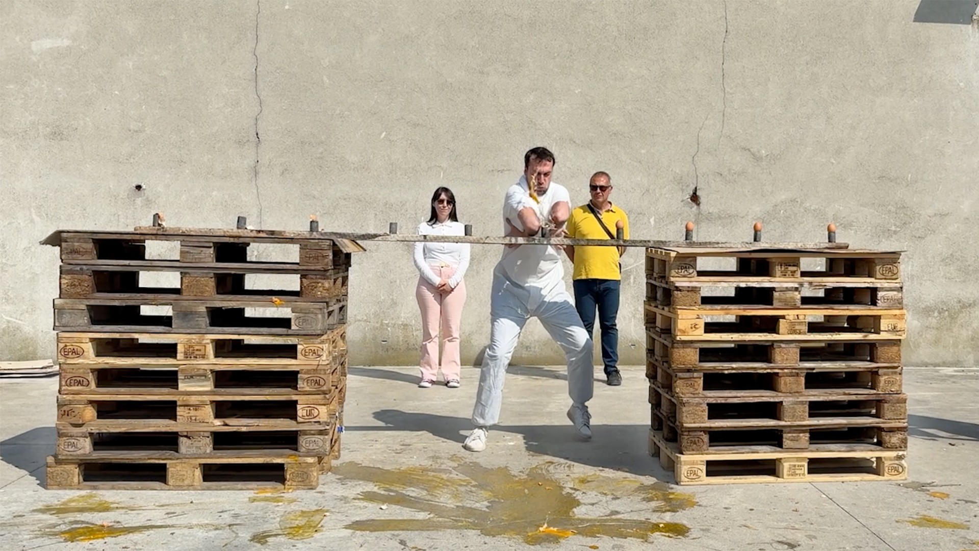 Video thumbnail for Fastest time to crush 10 eggs with elbows pointing forwards - 6.63 seconds by Mario Lampugnani