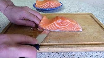 Video thumbnail for Comment retirer la peau du saumon ?