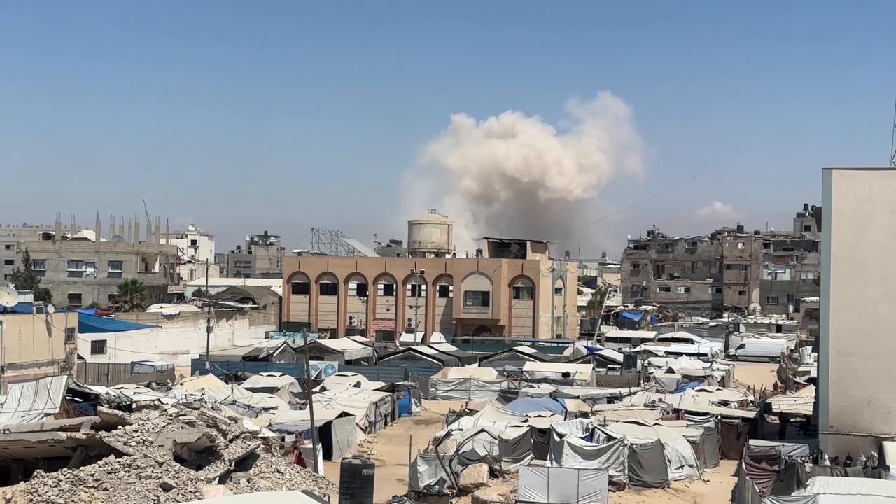 Video thumbnail for Israeli forces launch heavy bombardment in Gaza's Khan Younis.