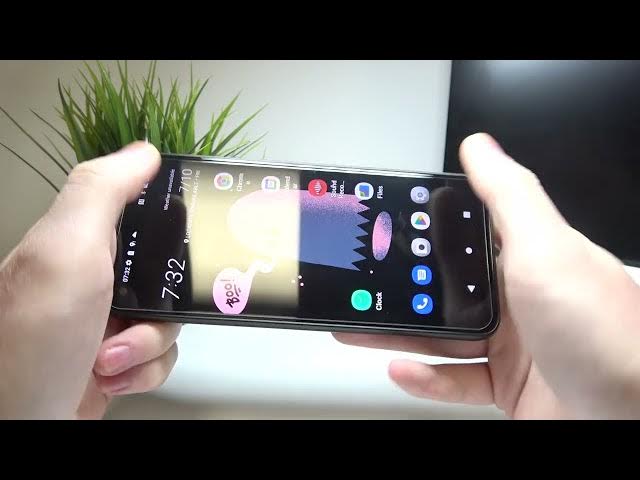 Video thumbnail for HTC Desire 22 Pro - Hand Size Comparison