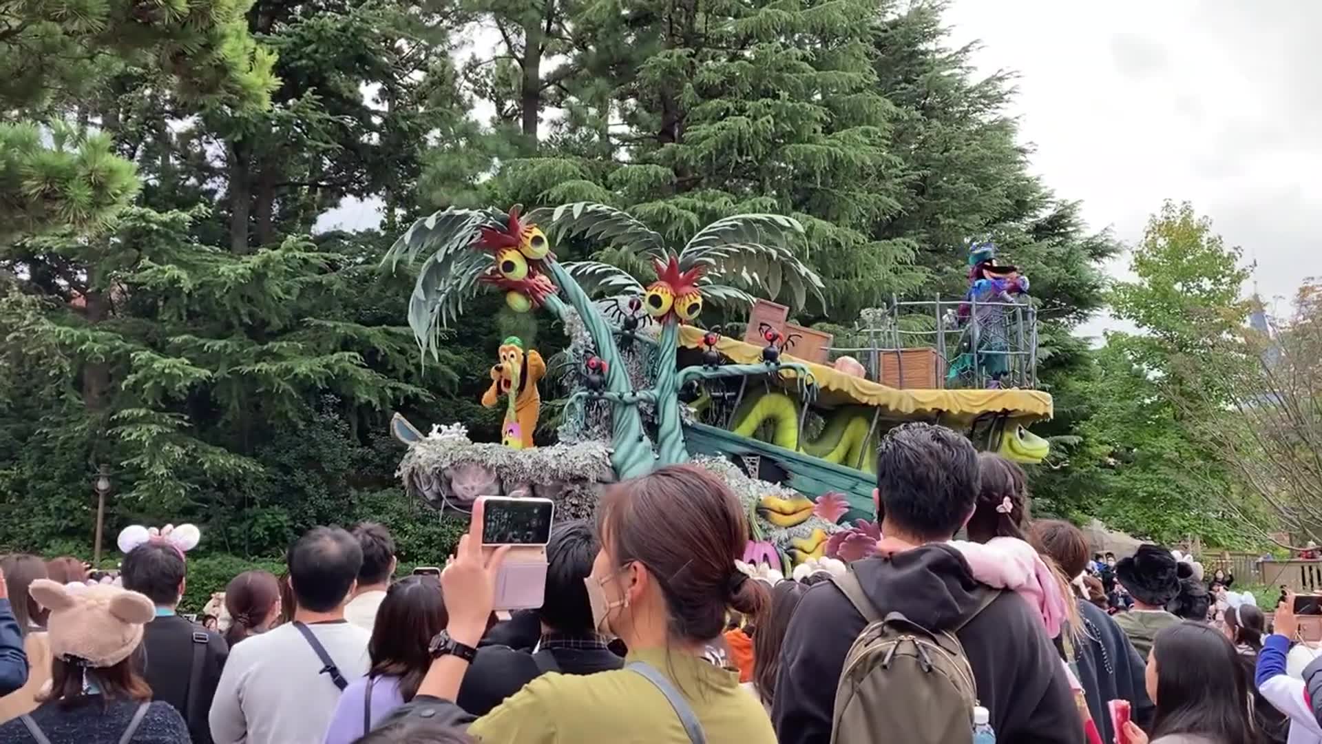 Video thumbnail for Tokyo Disneyland Halloween Experience | Rides, Atmosphere & Fun