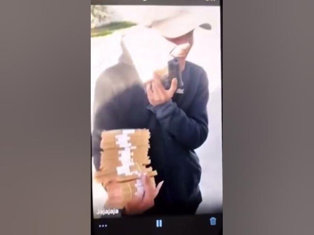 Video thumbnail for Bebelo Reynoso se mostró con armas y fajos de billetes