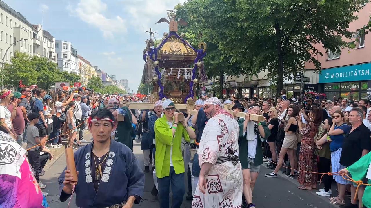 Video thumbnail for Germany: Carnival of Cultures parade draws massive crowds in Berlin.