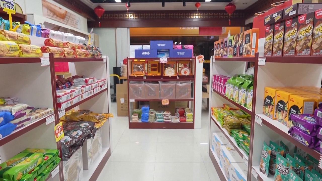 Video thumbnail for China: China's small commodities hub transformed into dynamic "global shopping cart" for imported goods.