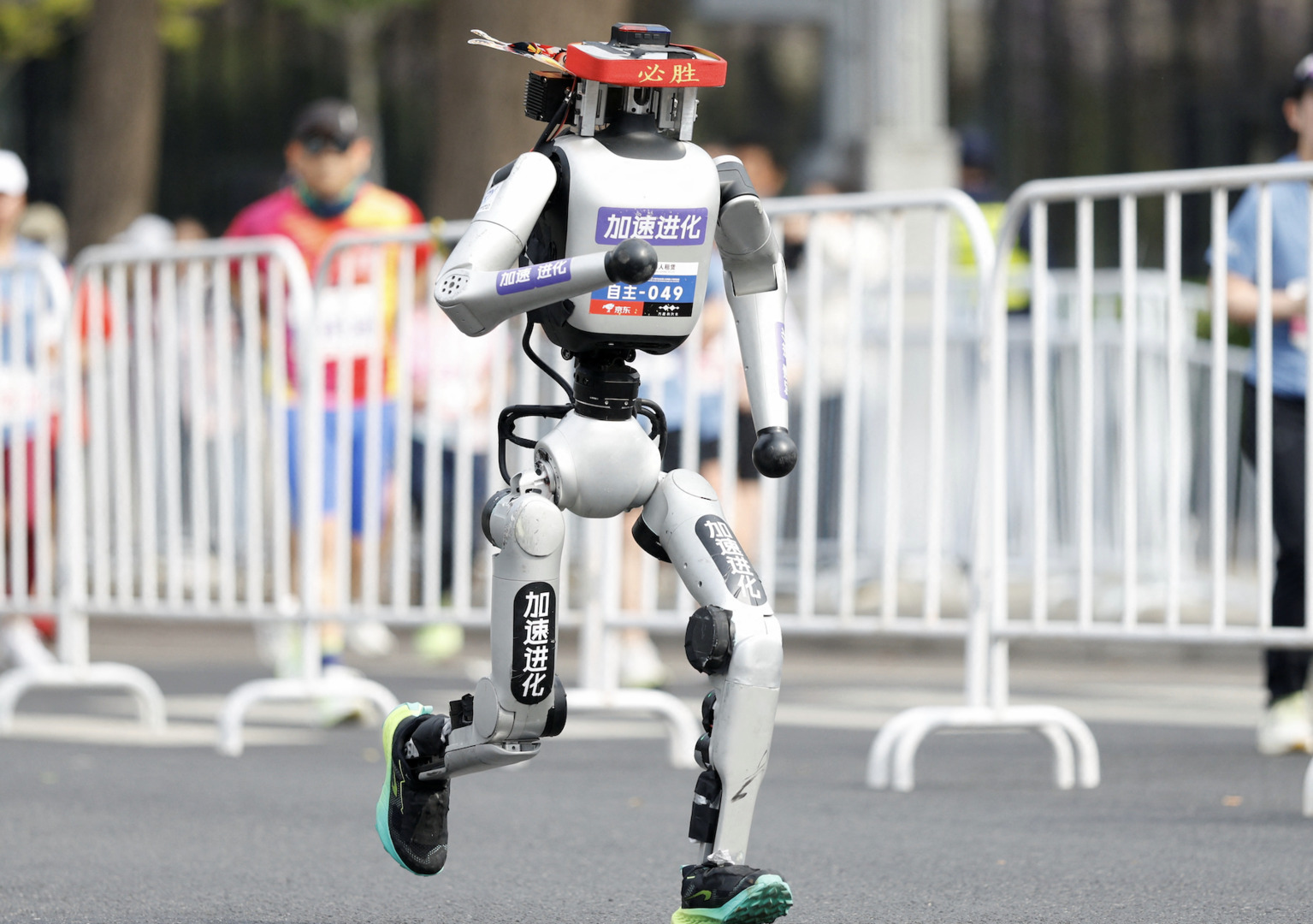 Video thumbnail for Humanoid robots speed past humans in Beijing half-marathon