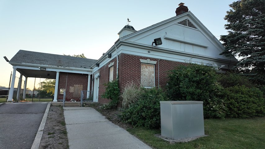 Video thumbnail for Residents raise traffic concerns over proposal to build a drive-thru McDonald's in Greenlawn