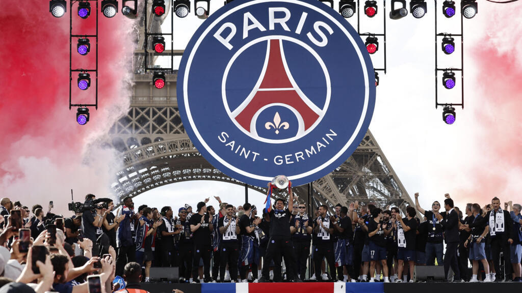 Video thumbnail for European champions PSG get hero's welcome in Paris, next to the Eiffel Tower