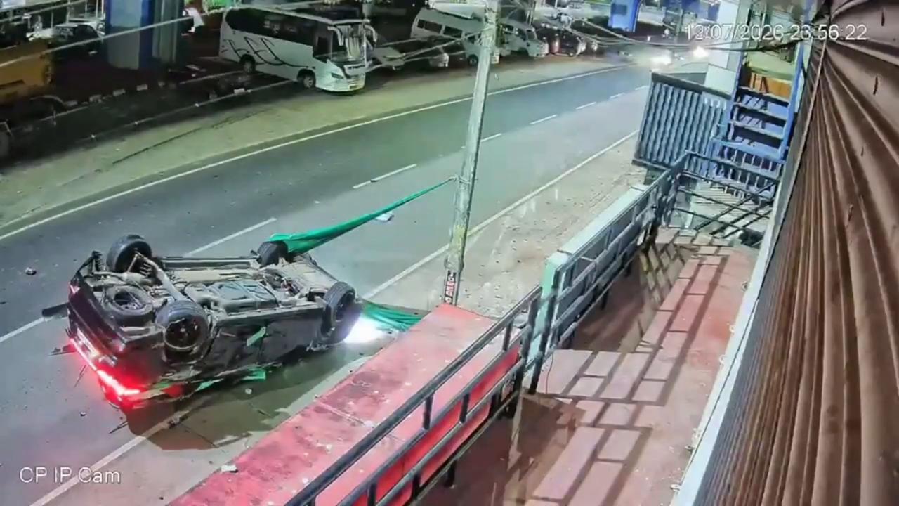 Video thumbnail for India: Speeding Car Flips Onto Roof in Dramatic Night Crash in Kerala's Kasaragod; Airbags Help Occupants Escape Serious