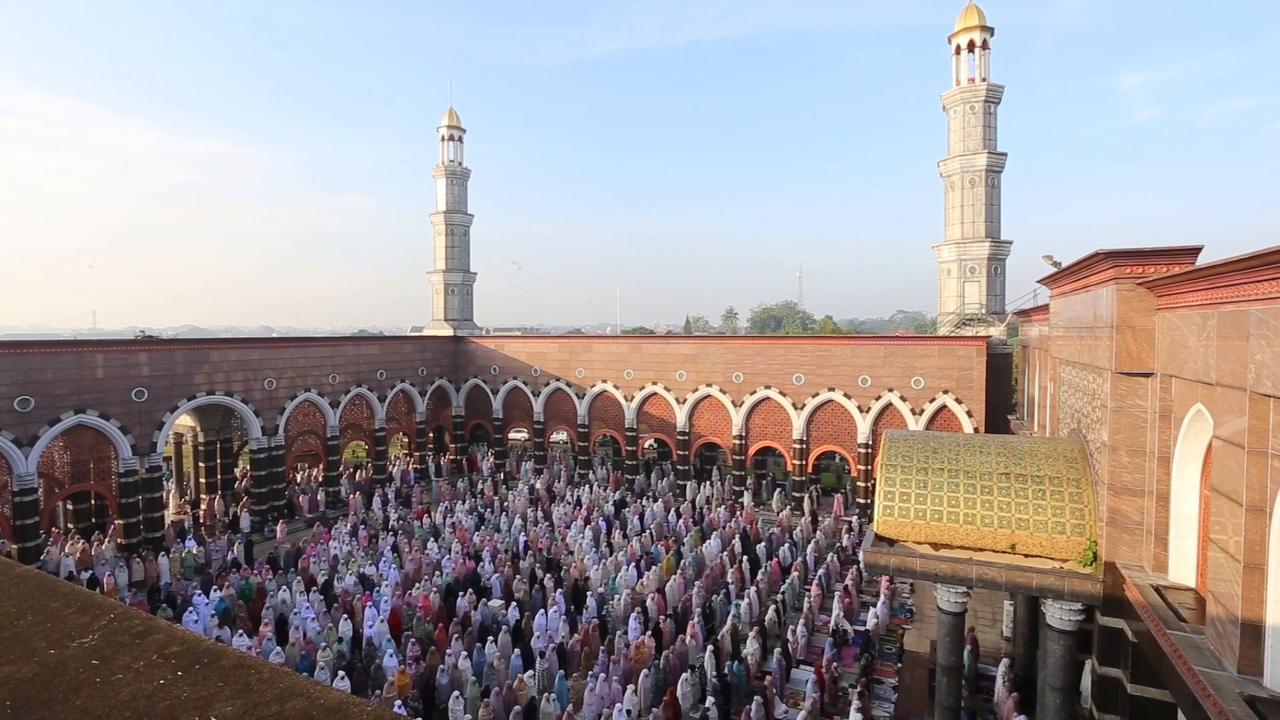 Video thumbnail for Indonesia: Muslims perform Eid al-Adha prayers at Dian Al-Mahri Mosque in Indonesia.