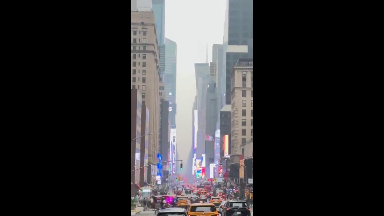 Video thumbnail for New York: Wildfire Smoke Creates Haze In City / 1.