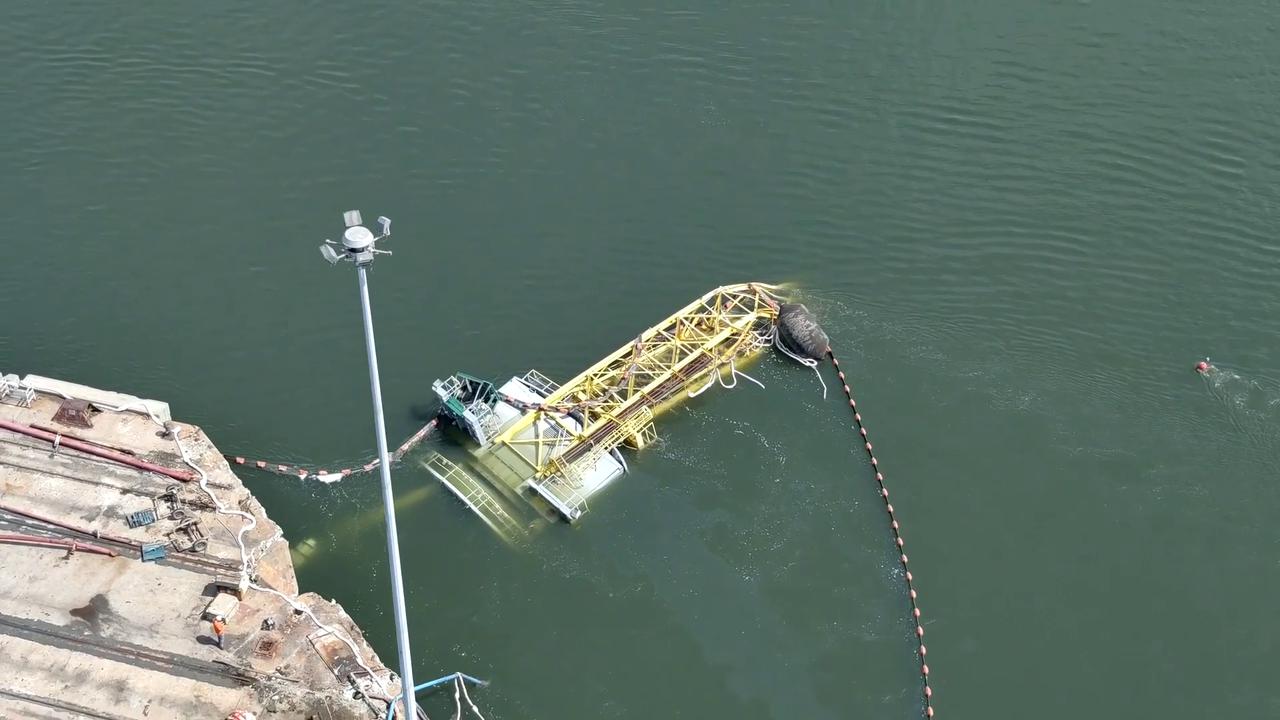 Video thumbnail for US: Huge Shipyard Crane Collapses Into South Carolina River.