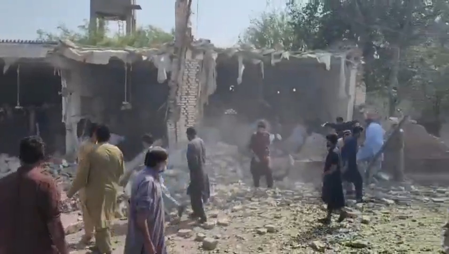 Video thumbnail for Deadly blast hits mosque at Pakistan police complex