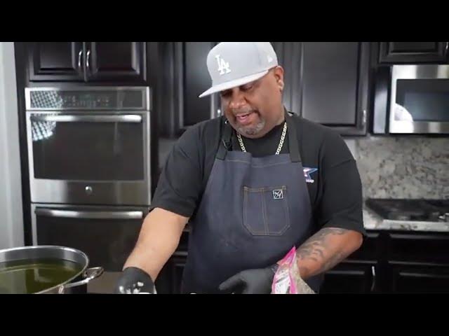 Video thumbnail for The Secret to the Perfect Fried Chicken Wings