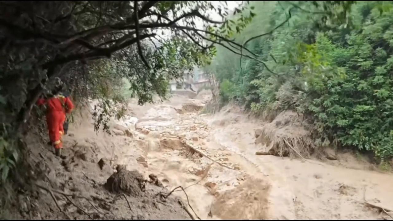 Video thumbnail for China: Rescue in full swing as mudslide hits Jiangxi.
