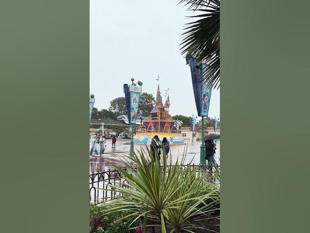 Video thumbnail for Rainy Day at Disneyland Resort!