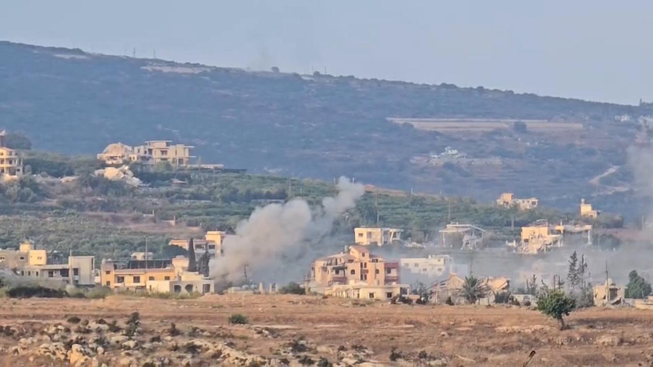 Video thumbnail for Lebanon: Israeli artillery shelling impacts the village of Mansouri.