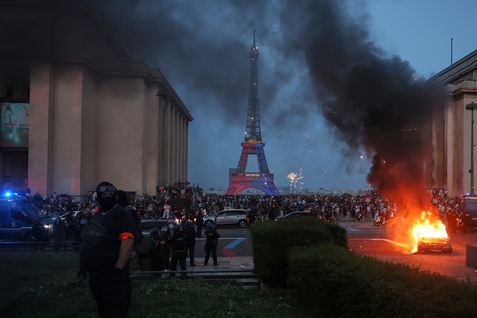 Video thumbnail for PSG fans go wild after Champions League win