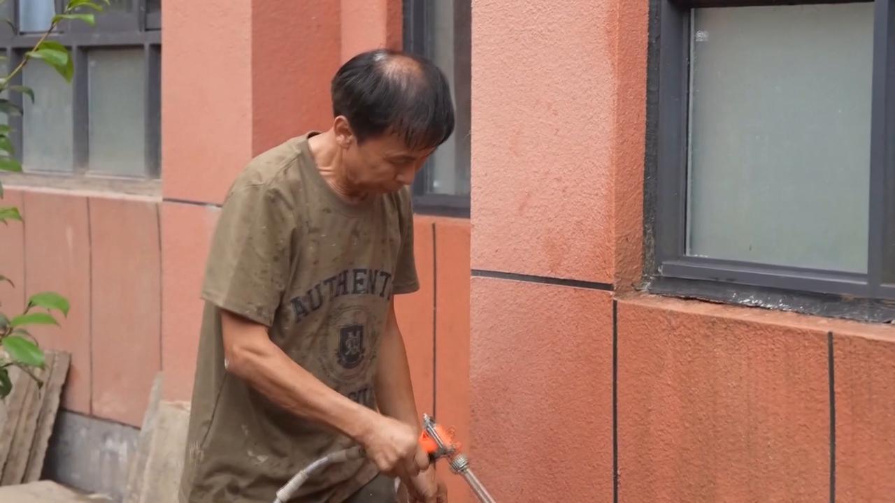 Video thumbnail for China: Cleanup, recovery efforts underway after heavy rain hits central China.