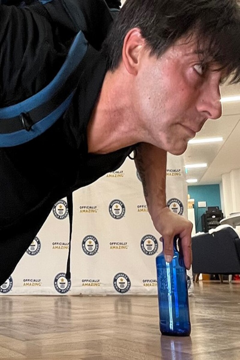 Video thumbnail for Most push ups on glass bottles carrying a 60lb pack - 225 by Alejandro Soler Tari