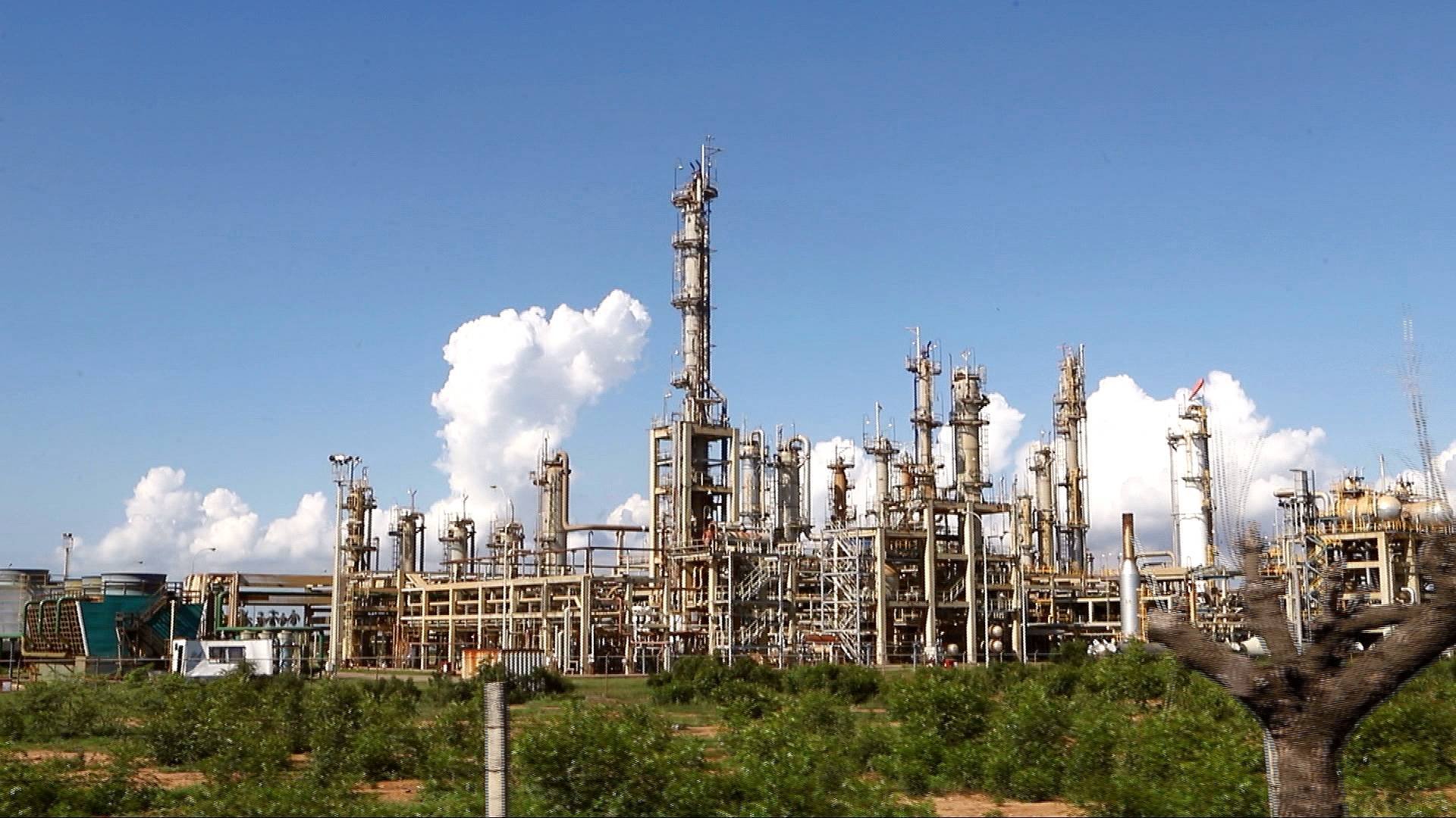 Video thumbnail for Venezuela's oil revival hopes threatened by prolonged power cuts in Cabimas