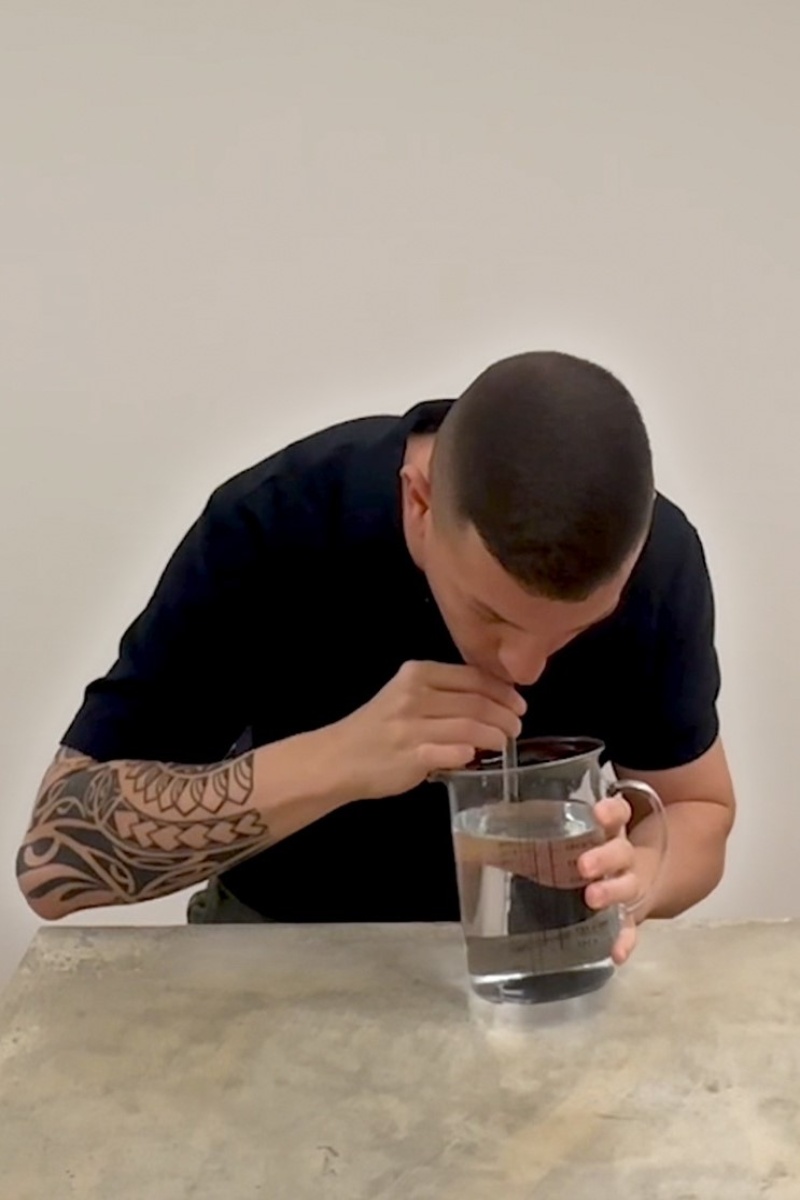Video thumbnail for Fastest time to drink one litre of water through a straw - 12.97 seconds by Andre Ortolf