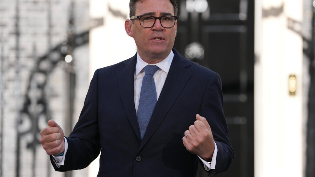 Video thumbnail for Replay: Andy Burnham gives first speech as UK Prime Minister