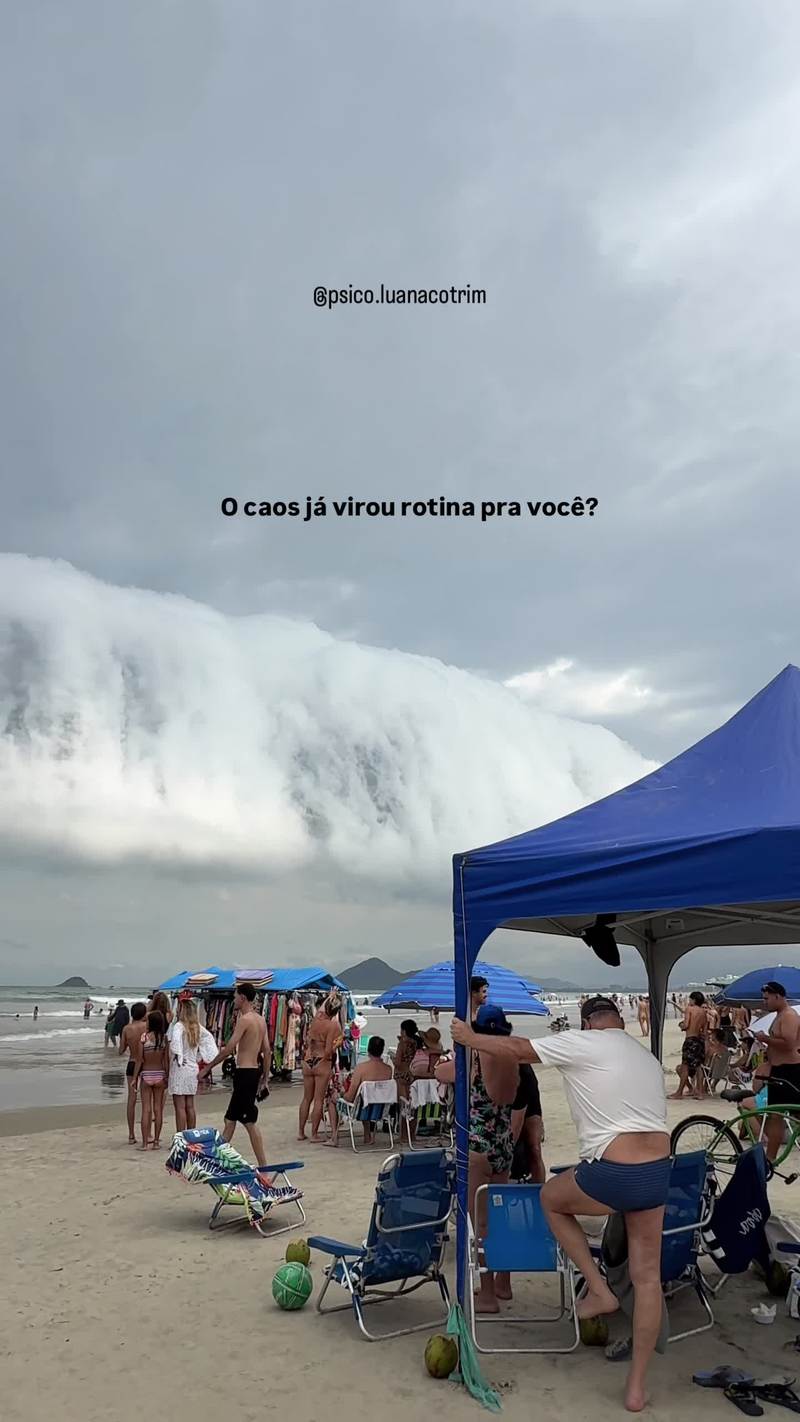 Video thumbnail for Giant Storm Cloud Wall Rolls over Crowded Beach