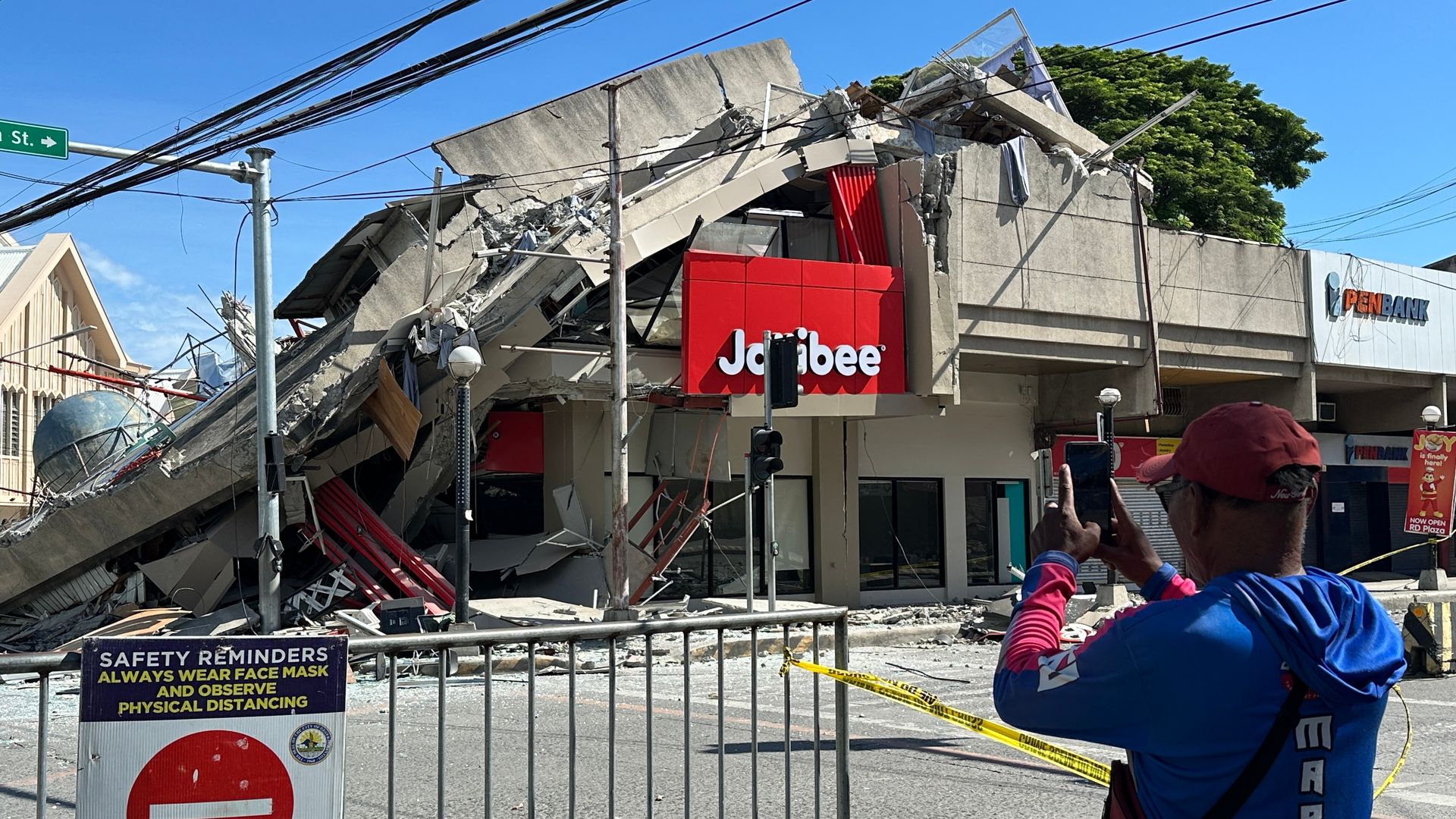 Video thumbnail for 7.8 magnitude earthquake triggers tsunami, kills more than a dozen in the Philippines