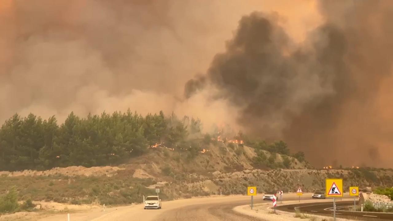 Video thumbnail for Türkiye: Wildfire breaks out in southwestern Türkiye as strong winds fuel flames.