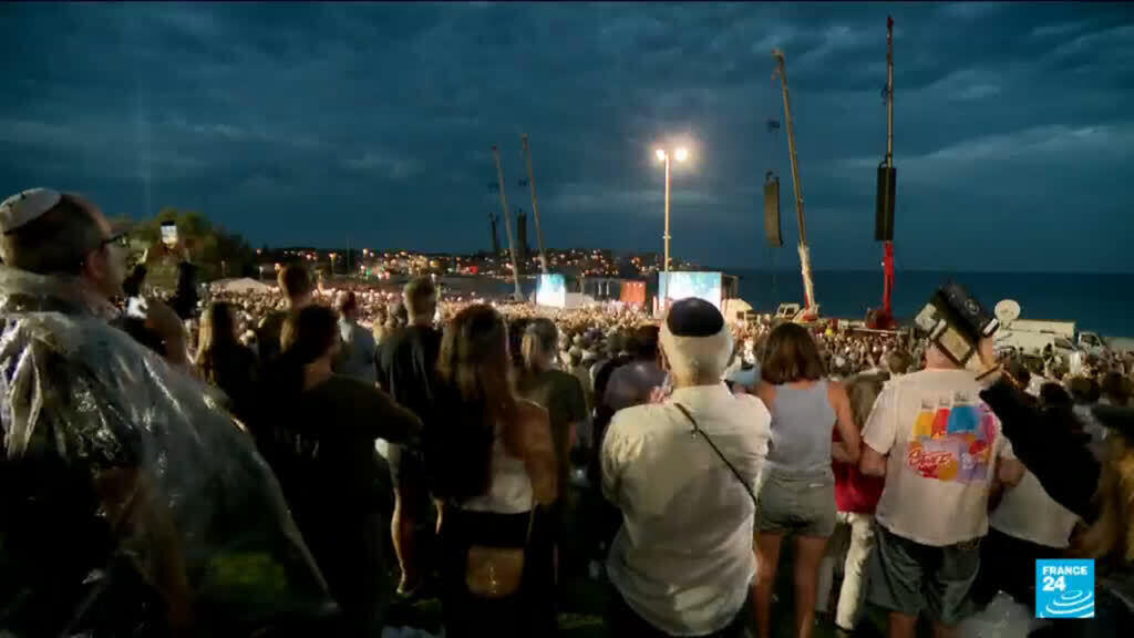 Video thumbnail for A minute of silence for Bondi Beach shooting victims