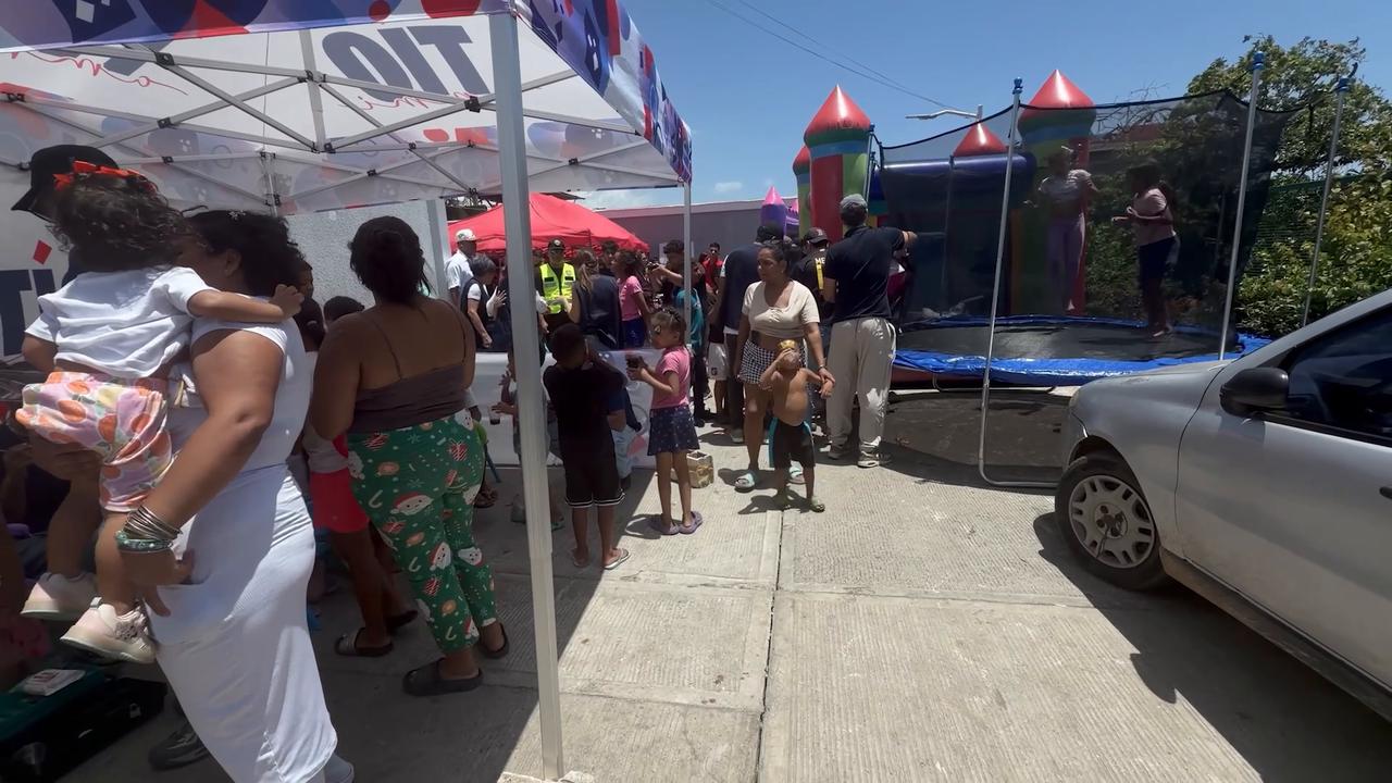 Video thumbnail for Venezuela: Volunteers bring Children's Day celebration to earthquake-displaced children in Venezuela.