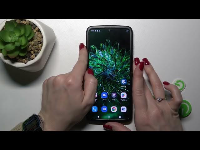Video thumbnail for Motorola Razr 2022 - Face Unlock Test