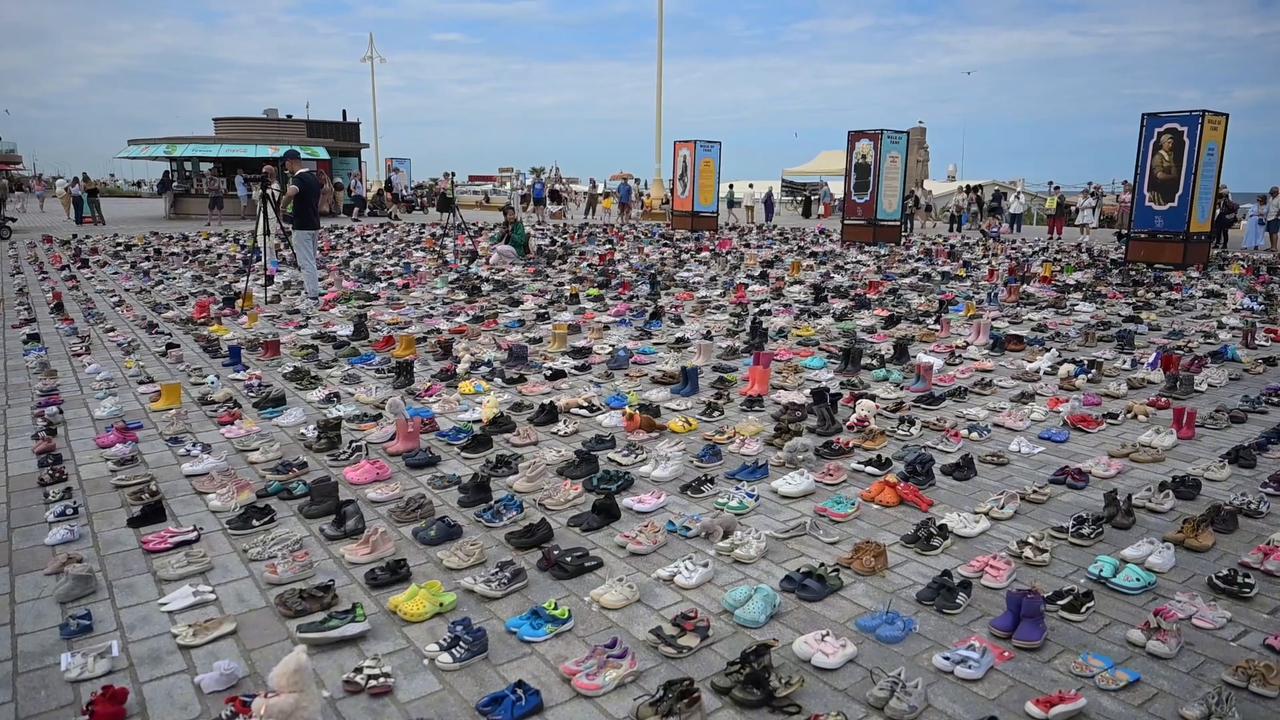 Video thumbnail for Caribbean Netherlands: Thousands of shoes displayed on Dutch beach to honor children killed in Gaza.