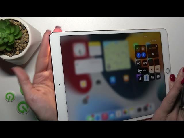 Video thumbnail for How to Switch On the Flashlight on the iPad Pro 12.9' 2017