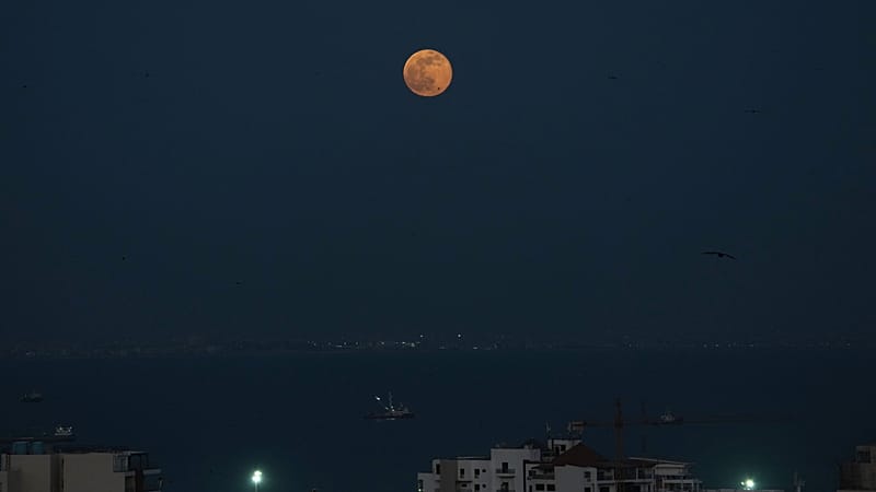 'Video thumbnail for Beaver supermoon rises over Senegal's capital Dakar'