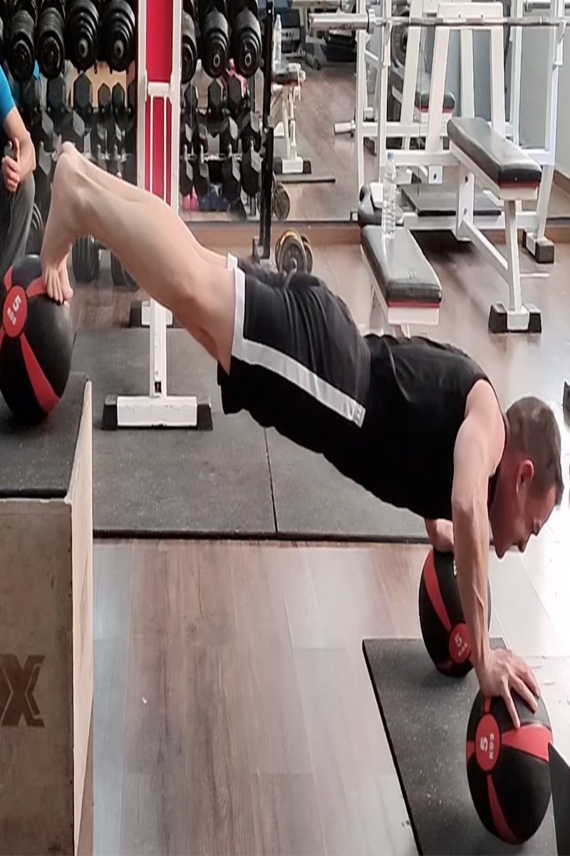 Video thumbnail for Most decline push ups on medicine balls in one minute (male) - 83 by George Kotsimpos