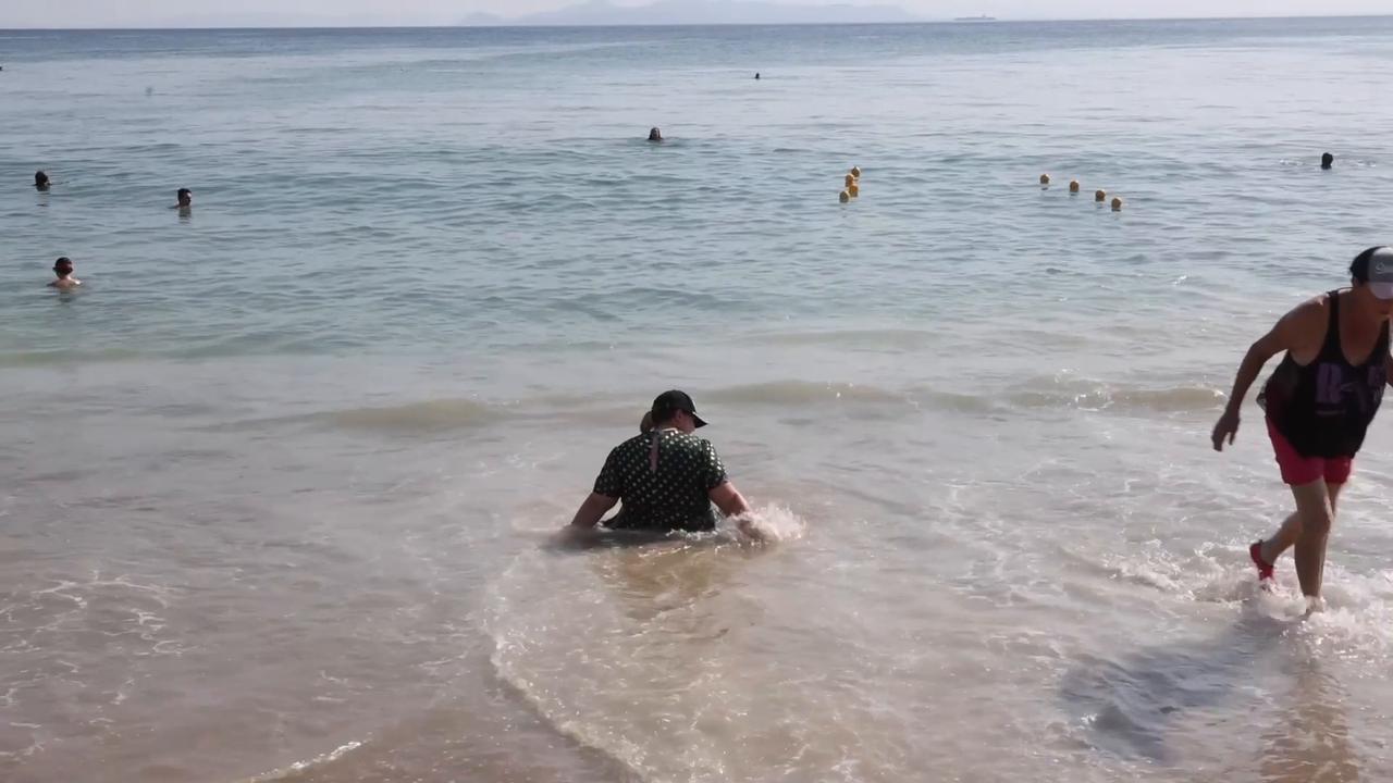 Video thumbnail for Greece: Heatwave sends crowds to beaches in Athens.