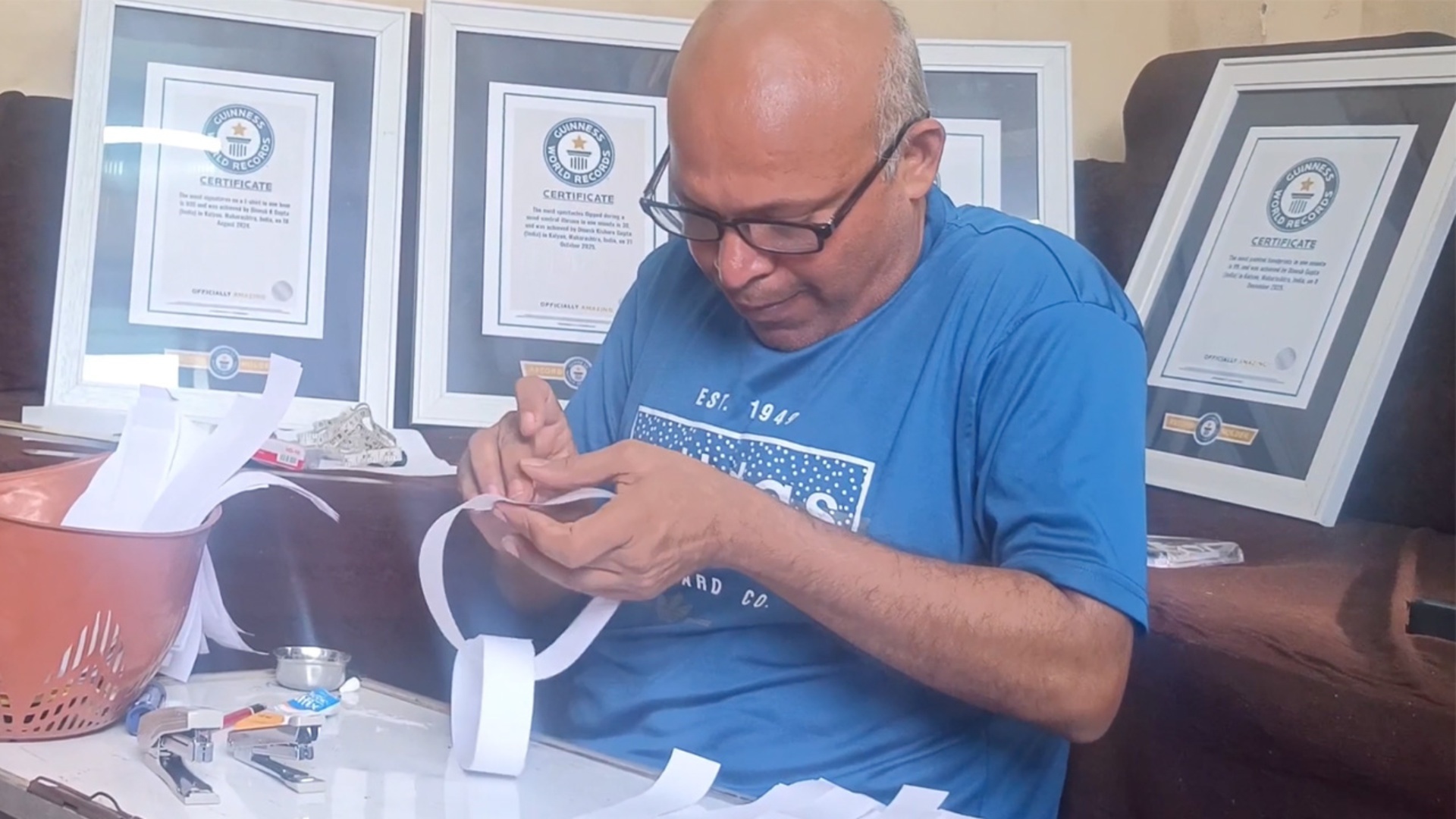 Video thumbnail for Longest paper chain in three minutes (individual) - 5.22 metres by Dinesh Kishore Gupta