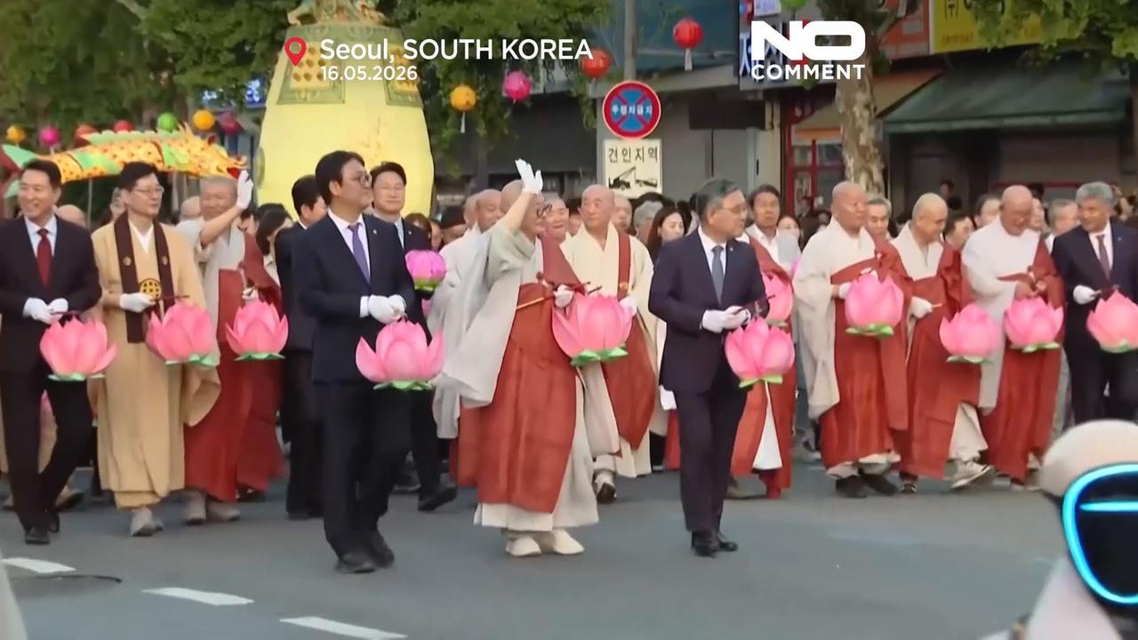 Video thumbnail for South Korea: Thousands watch robot monks march through Seoul’s historic streets