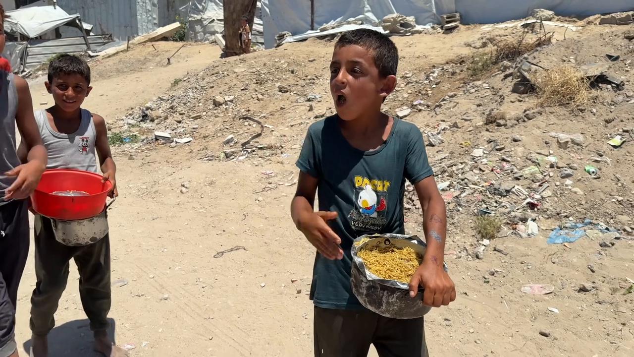 Video thumbnail for Gaza Families Receive Free Meals 37.