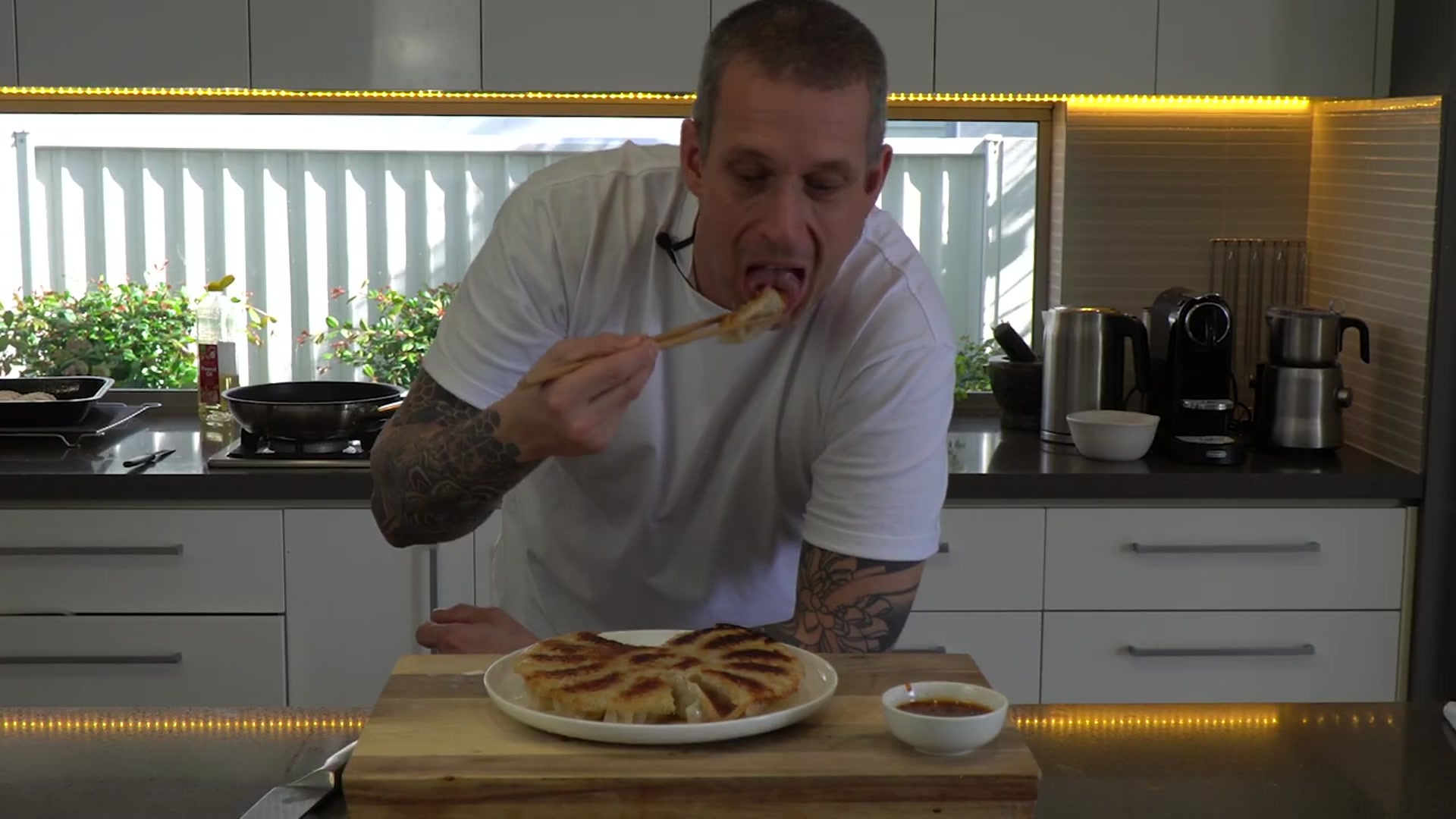 Video thumbnail for Make juicy potstickers at home Pan fried dumplings with a crispy skirt(720P HD)