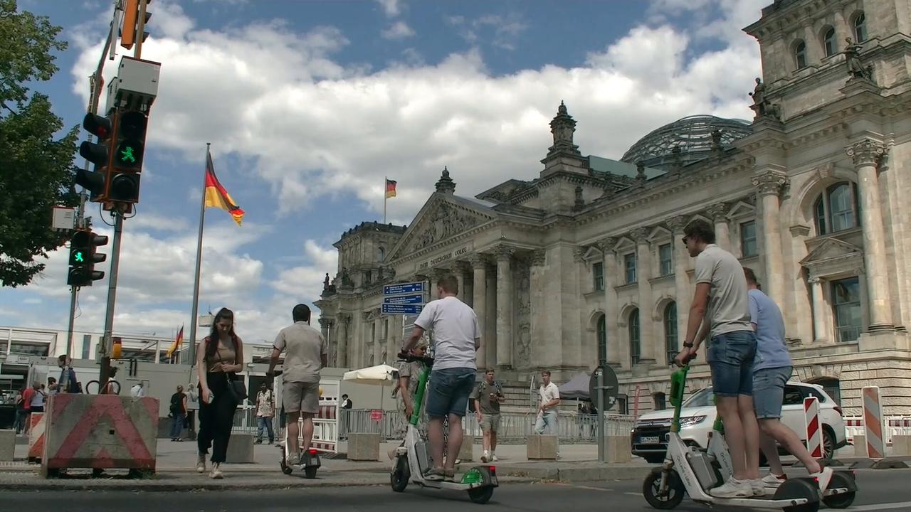 Video thumbnail for Germany: Reichstag building in Berlin.