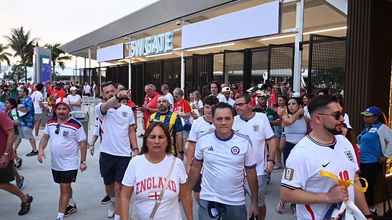 Video thumbnail for US: England fans celebrate semifinal qualification in Miami.
