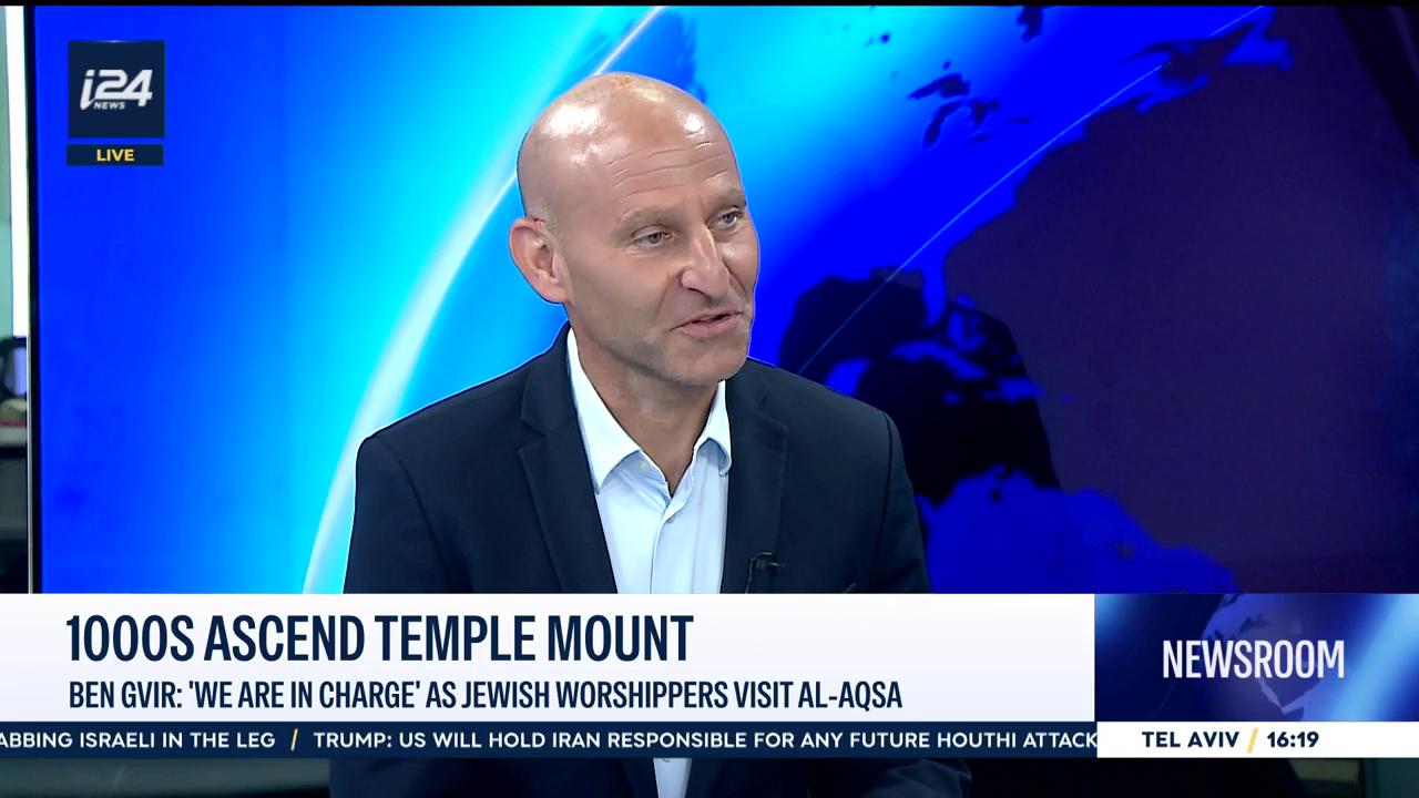 Video thumbnail for 1000s ascend Temple Mount - Ben Gvir: 'We are in charge' as Jewish worshippers visit Al-Aqsa